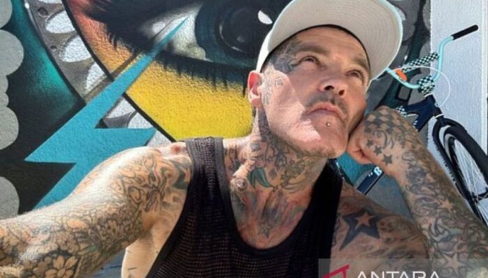 Shifty Shellshock, vokalis Crazy Town meninggal dalam usia 49 tahun