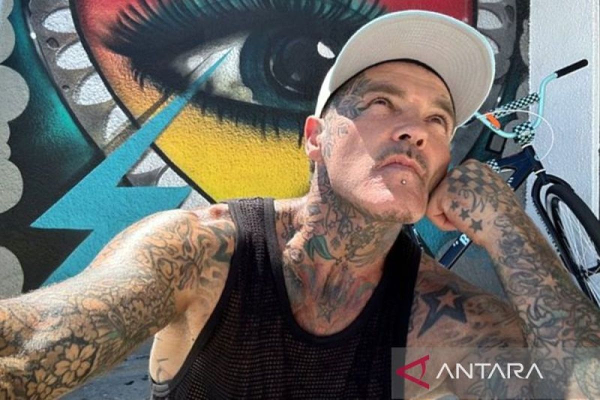 Shifty Shellshock, vokalis Crazy Town meninggal pada usia 49 tahun