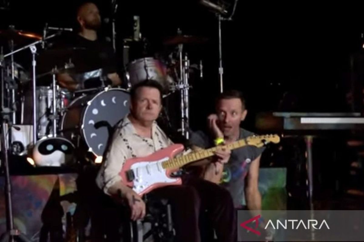 Michael J. Fox nyanyikan “Fix You” bersatu Coldplay di Glastonbury