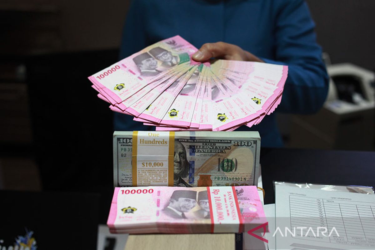 Rupiah naik seiring lingkungan kegiatan ekonomi tunggu rilis data naiknya biaya domestik