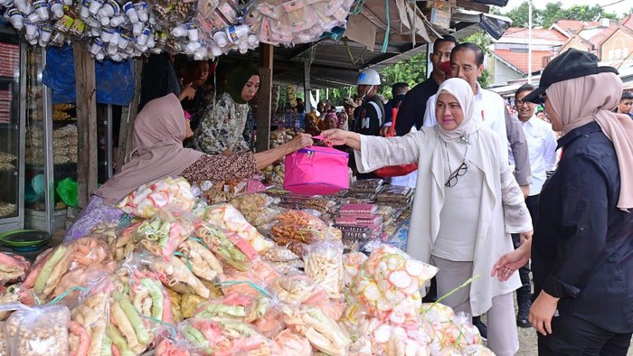 Jokowi Bareng Iriana ke Pasar pada Sulsel, Cek Harga hingga Beli Kacang Disco